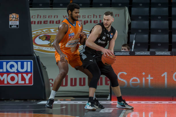 轰20分+9后又砍17+12!辽篮争议外援终于苏醒,杨鸣盼来了救星?.