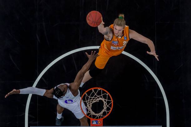 巴塞罗那等 巴塞罗那等